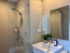 Panoramic Seaview 2BR near Airport Facing the Bay 6G