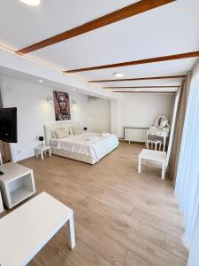 Private home with pool & beach, Vacation Near Center, Yard, BBQ, Mountain View, Free Parking