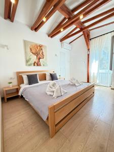 Private home with pool & beach, Vacation Near Center, Yard, BBQ, Mountain View, Free Parking