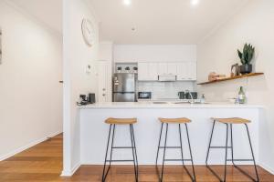 Cityscape Retreat - Modern Comfort near Yarra River