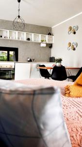 Jezerní apartmán s terasou a saunou v Lakepark Residence