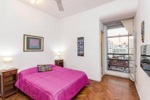 Calm Flat in City Center with Skyline Views