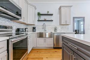 Hosteeva Stunning 4 BR Condo w Pool Steps to St Charles Ave