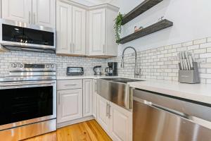 Hosteeva Stunning 4 BR Condo w Pool Steps to St Charles Ave
