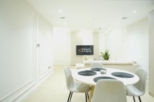 Stylish 1B in Heart of Marina Near Attractions