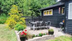 Cozy Cottage Steps From Lyngsbæk Beach