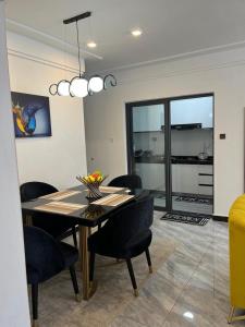 Executive living two bedroom apartment with swimming pool and well equipped gym with amazing city scenic views