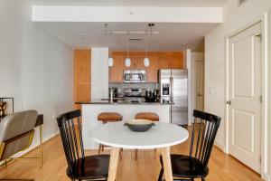 Clarendon 1br w pool nr restaurants bars WDC-799