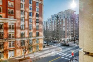 Clarendon 1br w pool nr restaurants bars WDC-799