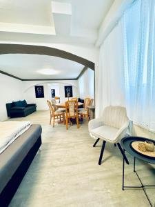 Very Spacious Apartment for up to 7P with Great Location