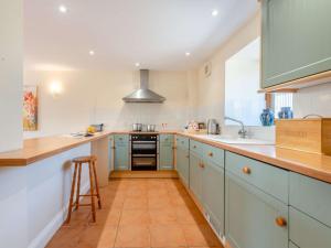 3 Bed in Chideock DC049