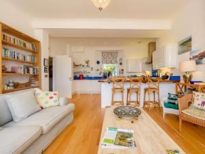 3 Bed in Tenby FB301