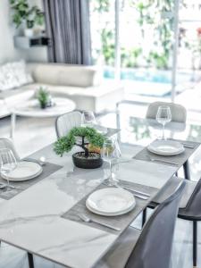 Stylish Private Pool Villa with Jacuzzi, Karaoke and Superfast WiFi