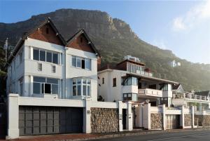 The Quinmatro, with pool and garage