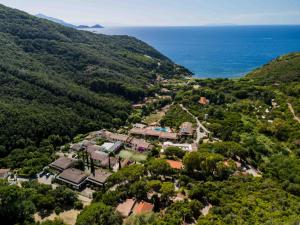 Residence Nisportino Borgo Alloro, Fonte ed Aida