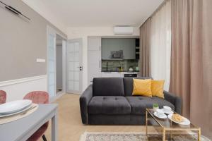 Charming One Bedroom Apartment with Air Conditioning in the Capital by Noclegi Renters