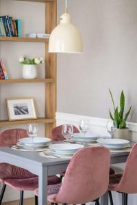 Charming One Bedroom Apartment with Air Conditioning in the Capital by Noclegi Renters