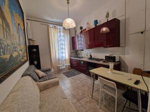 House in the city center-Casa nel centro della città