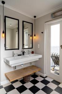 The Quinmatro, with pool and garage