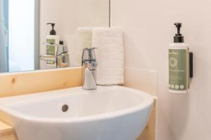 Renovated Twin Room room in easyHotel Croydon