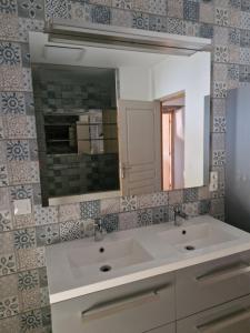 Maisons de vacances Grand mas provencal 4 chambres, dortoir 7 pers, ideal familles groupes, fraicheur d-ete : photos des chambres