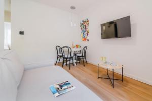 Central Cozy 2 Bedroom Apartment - Happy Rentals