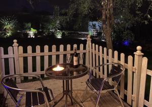 Duck House - 1 Bed Shepherds Hut - Gower