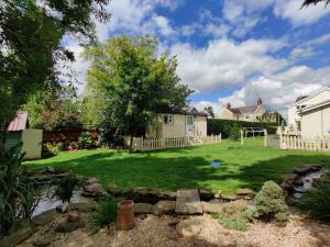 Duck House - 1 Bed Shepherds Hut - Gower