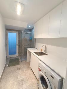 Modern and Spacious Queen Room with Attached Bathroom - NR2