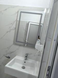 Delvina Central Rooms by Mira