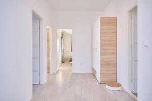 Barbara - Modern house with a private swimming pool