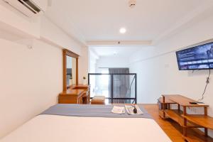 Cozy Stay and Comfy Studio Loft Kingland Avenue Apartment By Travelio