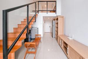 Cozy Stay and Comfy Studio Loft Kingland Avenue Apartment By Travelio