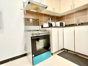 Homes2Retreat - Modern Studio with Balcony in JVT