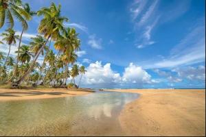 Luxury Villa between 2 beaches 2 mins walking, Pool & tropical garden