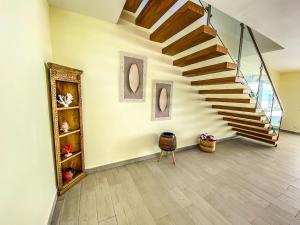 Luxury Villa between 2 beaches 2 mins walking, Pool & tropical garden