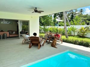 Luxury Villa between 2 beaches 2 mins walking, Pool & tropical garden