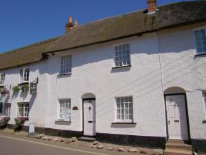 Traditional 2 Bedroom Thatched Cottage