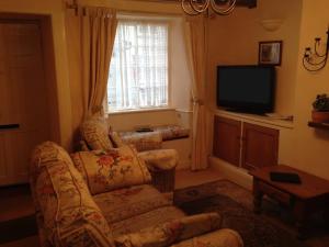 Traditional 2 Bedroom Thatched Cottage