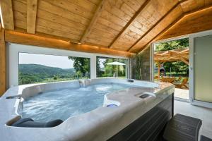 Private Villa with Pool and Jacuzzi Dreamy Hill