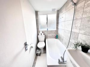 Studio Flat I 1 Minute Away Tube Station and Westfield London Shopping Centre, White City