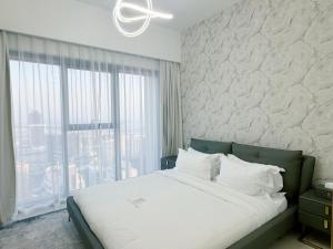 Stylish & Comfy Downtown Oasis Views, Pool & Gym