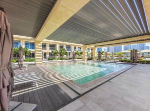 Stylish & Comfy Downtown Oasis Views, Pool & Gym