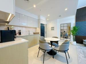 Stylish & Comfy Downtown Oasis Views, Pool & Gym