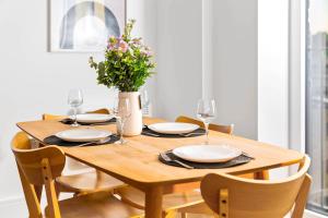 Luxury 2 Bed Apartment - Balcony - Fast Wi-fi - Netflix - Parking 410C