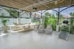 Villa Nair NEW stylish 3BR Canggu with large pool, projector & green field view