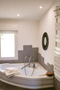 Maisons d'hotes Les Hauts d'Avignon : Chambre Lit King-Size - Vue sur Piscine 