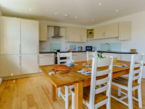 2 bed in Tenby 88738