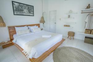 Villa Nair NEW stylish 3BR Canggu with large pool, projector & green field view