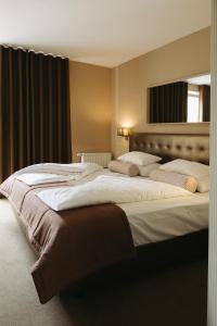 King Room with Roll-In Shower - Disability Access room in Maiers Hotel Schlafgut